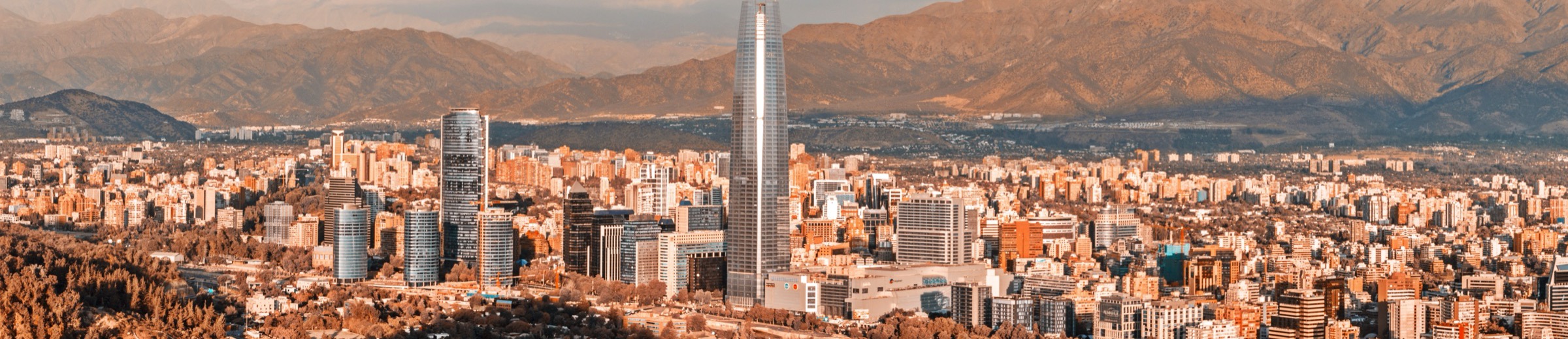 Santiago de Chile al atardecer, con la Cordillera de los Andes de fondo