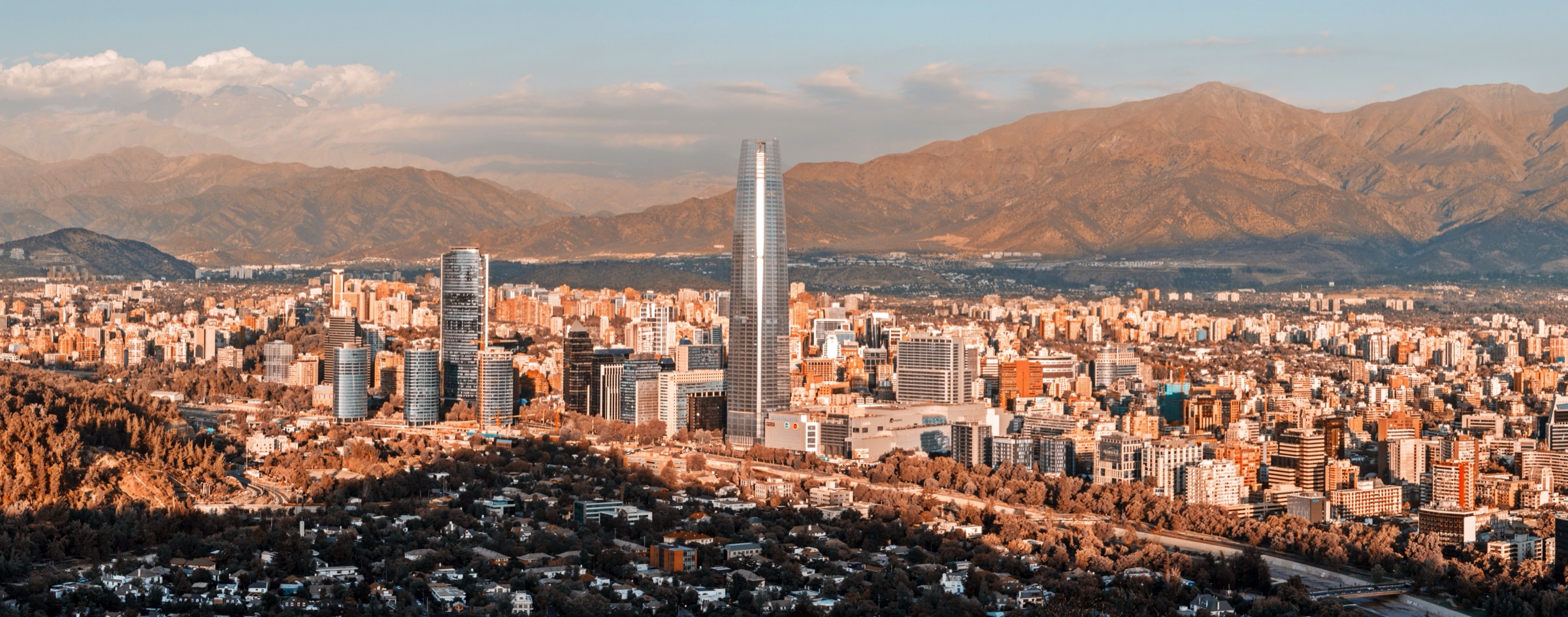 Vista panorámica de Santiago de Chile al atardecer desde el Cerro San Cristóbal, con la Cordillera de los Andes de fondo